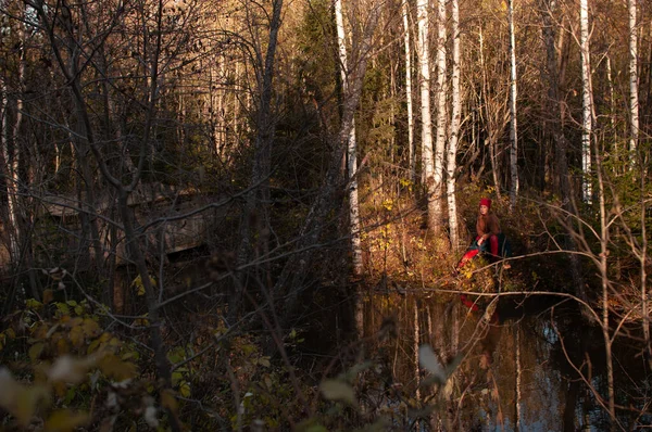 Menina loira na floresta selvagem de outono — Fotografia de Stock