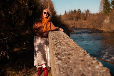 Güneşli bir günde nehir kenarında bir kadın