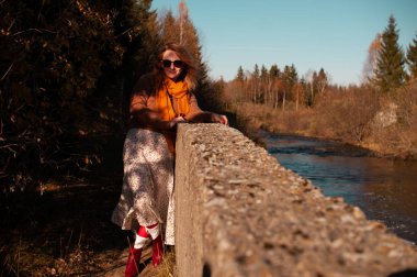 Güneşli bir günde nehir kenarında bir kadın