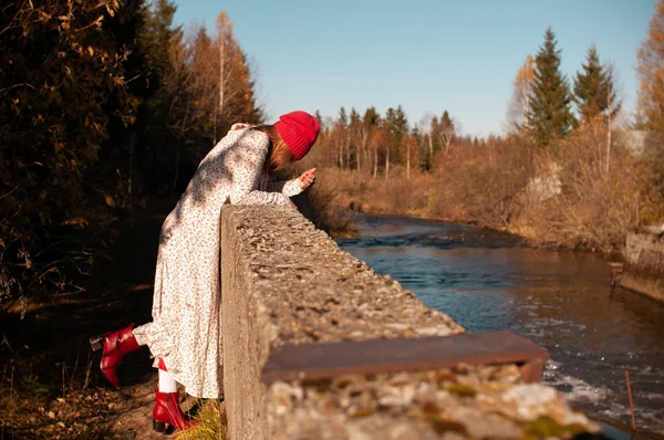 Mujer junto al río en un día soleado — Foto de Stock