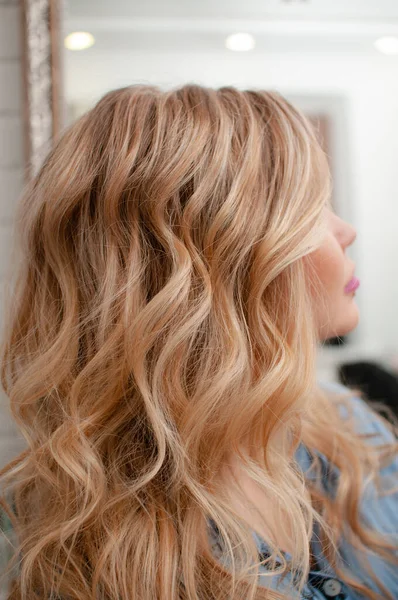 Portrait of a blonde girl with curly hairstyle — Stock Photo, Image