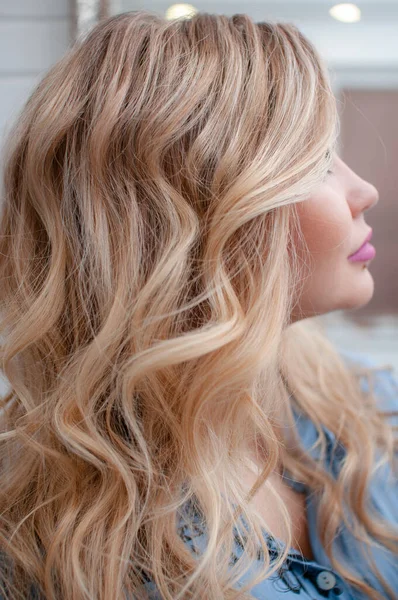 Portrait of a blonde girl with curly hairstyle — Stock Photo, Image