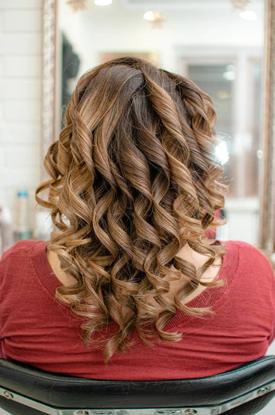 Lange braune Haare mit Locken — Stockfoto