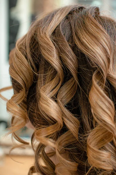 Lange braune Haare mit Locken — Stockfoto