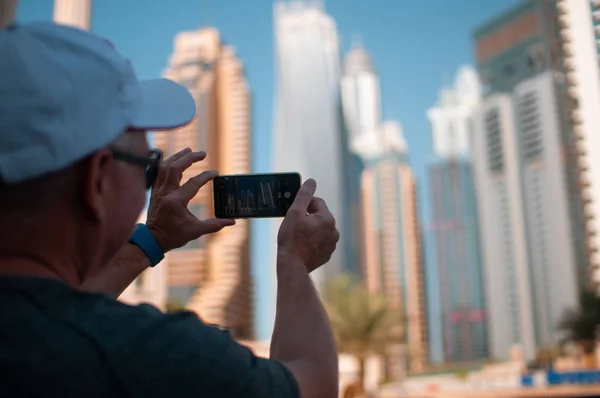 Os homens fotografam os edifícios altos modernos da cidade durante — Fotografia de Stock