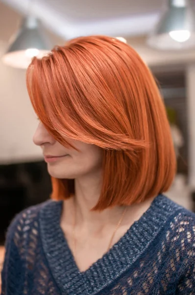 Portret van een vrouw met fel rood haar — Stockfoto