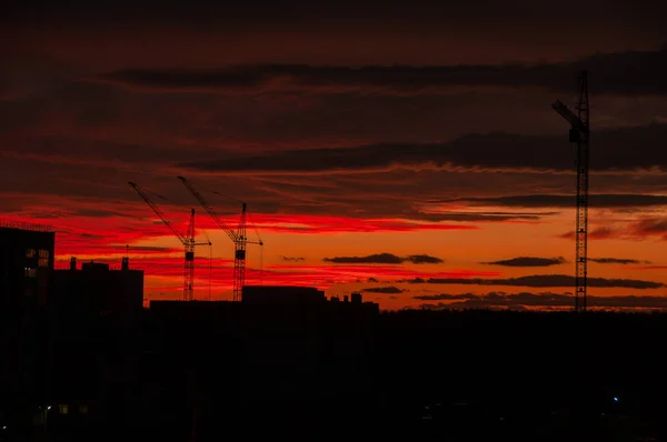 Червоний захід сонця над містом — стокове фото