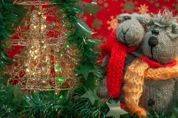 Різдво і Новий рік червоний фон з щуром і кішкою — стокове фото