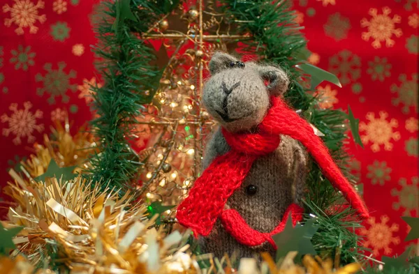 Різдвяний та новорічний червоний фон з мишкою та подарунками — стокове фото