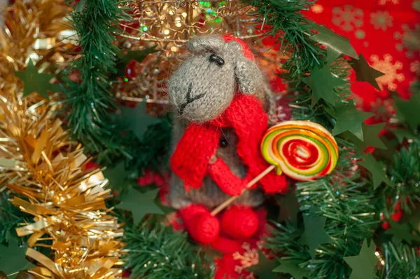 Різдвяний Новий рік на червоному фоні Різдвяна ялинка і щуряча іграшка — стокове фото