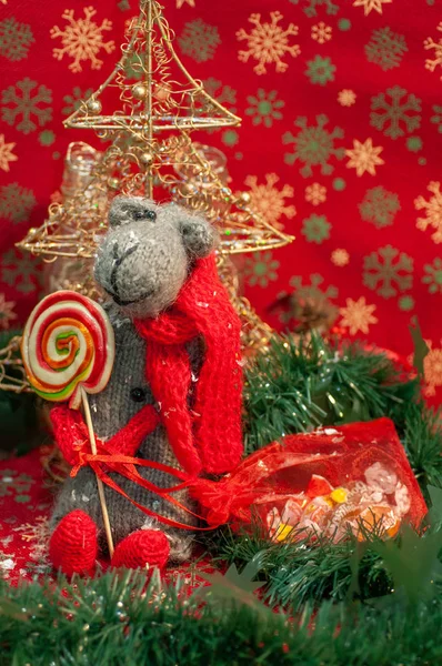 Рождество и Новый год красный фон с крысой и подарками — стоковое фото