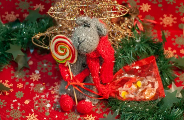 Різдвяний та новорічний червоний фон з щурячою іграшкою та подарунками — стокове фото