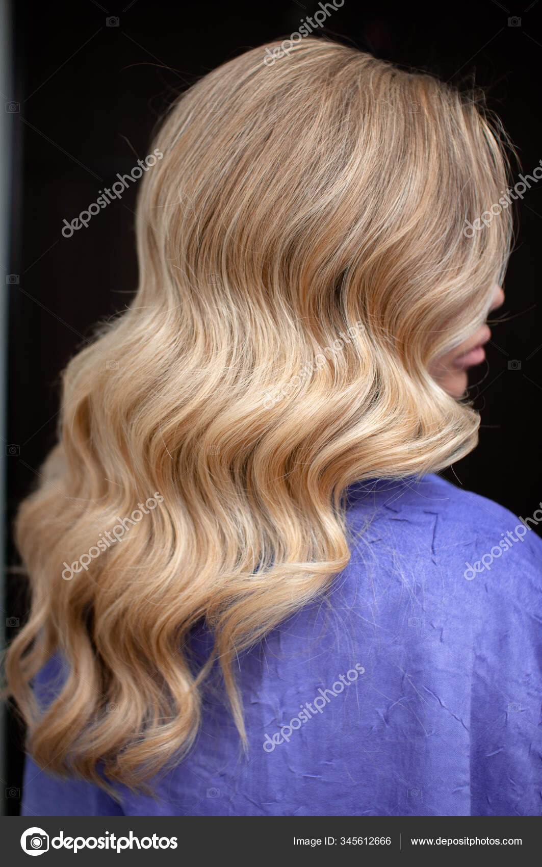 Dlinnye Volosy Blondinki S Volnistoj Pricheskoj Stokovoe Foto C Oksy001 345612666