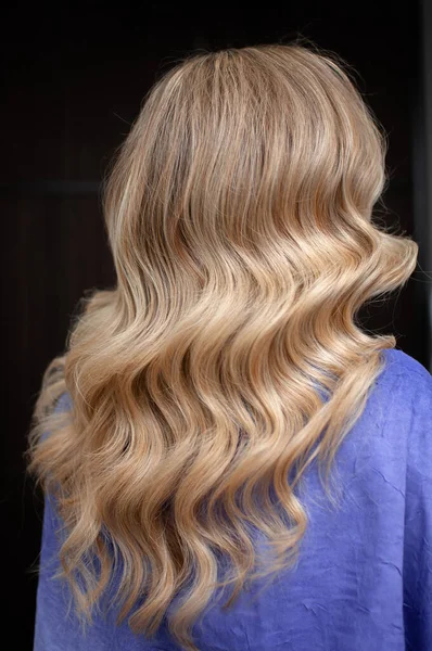 一个有着波浪式发型的金发女人的长发 — 图库照片
