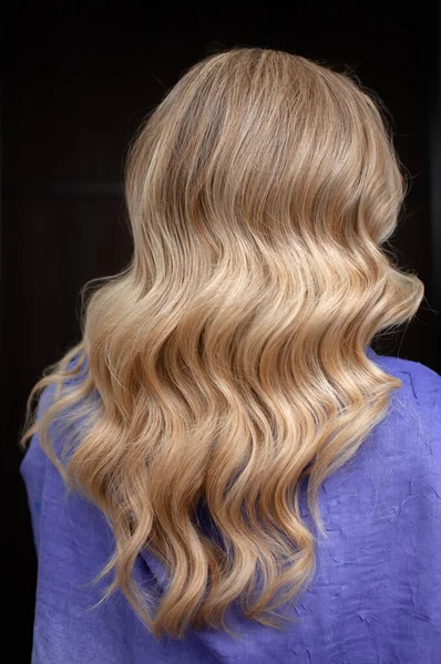 Cabello largo de una mujer rubia con peinado ondulado —  Fotos de Stock