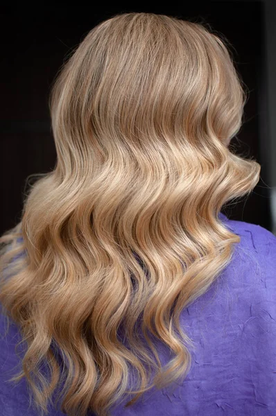 Cabello largo de una mujer rubia con peinado ondulado —  Fotos de Stock