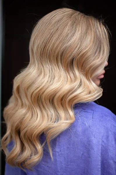 Cabelo longo de uma mulher loira com penteado onda — Fotografia de Stock