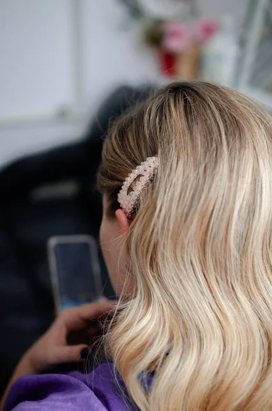 Donna Bionda Con Capelli Lunghi Acconciatura Stile Retrò Con Telefono — Foto Stock