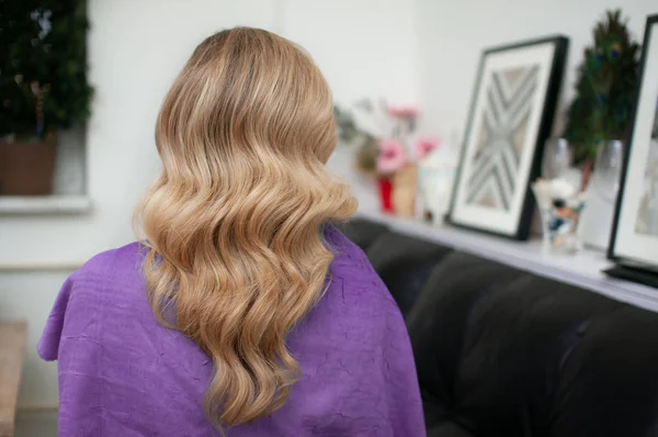 Blond Woman Hairstyle Long Wavy Hair Purple Stole Light Background — Stock Photo, Image