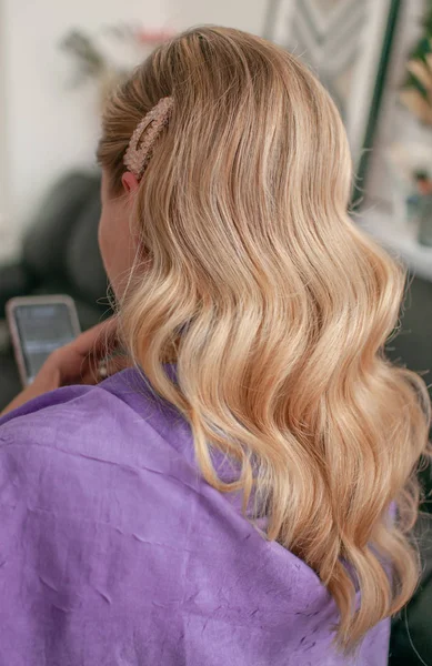 Blondynka Długimi Włosami Fryzurą Retro Telefonem Ręku — Zdjęcie stockowe