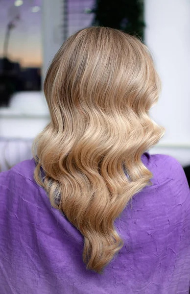 Mulher Loira Com Penteado Cabelo Ondulado Longo Uma Estola Roxa — Fotografia de Stock