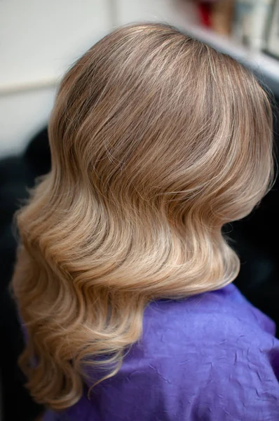 Ξανθιά Γυναίκα Μακριά Κυματιστά Μαλλιά Μωβ Χρώμα Έκλεψε Ένα Φωτεινό — Φωτογραφία Αρχείου