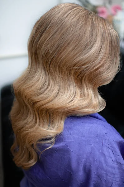 Blond Woman Hairstyle Long Wavy Hair Purple Stole Light Background — Stock Photo, Image