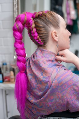 Kanekalon 'la örülmüş renkli örgüler profil yakın plan bir kadının üzerinde.