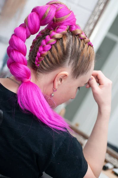 Trenzas Trenzadas Color Con Kanekalon Una Mujer Primer Plano Perfil —  Fotos de Stock