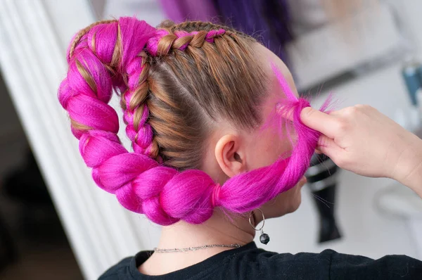 Trenzas Trenzadas Color Con Kanekalon Una Mujer Vista Desde Atrás —  Fotos de Stock