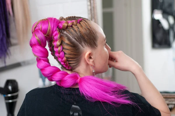 Trenzas Trenzadas Color Con Kanekalon Una Mujer Primer Plano Perfil —  Fotos de Stock