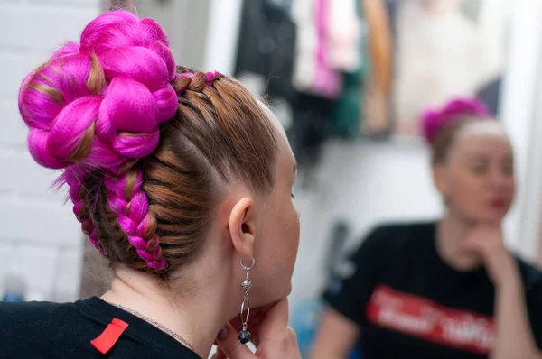 Trenzas Trenzadas Color Con Kanekalon Una Mujer Vista Desde Atrás —  Fotos de Stock