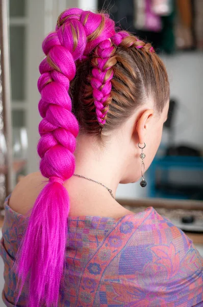 编织的彩色辫子与卡耐卡隆在一个女人身上 从后面看 — 图库照片
