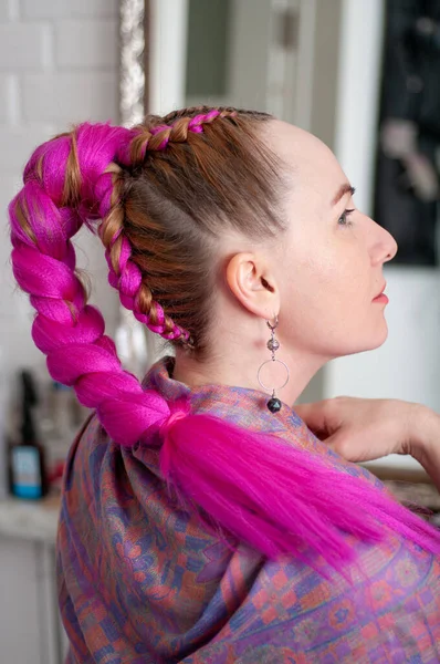 Trenzas Trenzadas Color Con Kanekalon Una Mujer Primer Plano Perfil — Foto de Stock