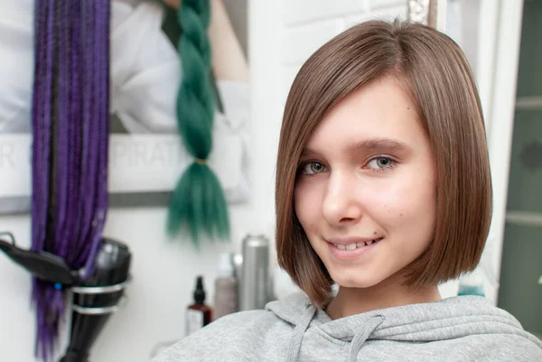 Haircut Teenager Dívka Salonu Krásy Close — Stock fotografie