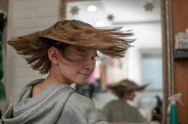 Vlasy Pohybu Dospívající Dívka Salonu Krásy — Stock fotografie