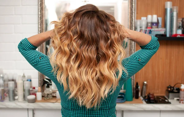 Haarfärbung Farbverlauf Von Hellgolden Bis Braun Auf Einem Mädchen Mit — Stockfoto