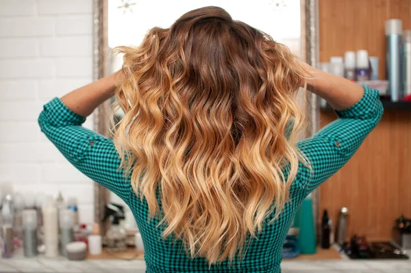 Gradiente Coloração Cabelo Dourado Claro Para Marrom Uma Menina Com — Fotografia de Stock