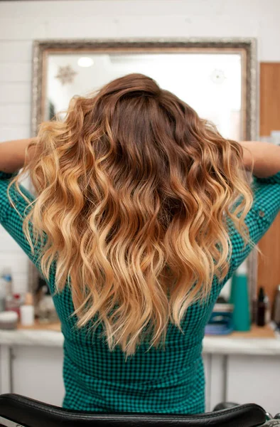 Gradiente Coloración Del Cabello Dorado Claro Marrón Una Chica Con — Foto de Stock