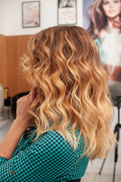 Mujer Con Cabello Largo Rizado Marrón Con Gradiente Colorante Primer —  Fotos de Stock