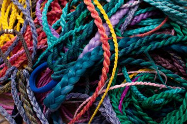 Örgü örgülü yapay renkli saçtan yapılmış el yapımı lastik bant.