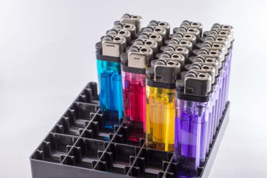 Beyaz arka plan üzerinde renkli çakmaklar.