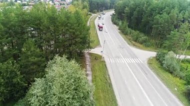 İnsansız bir kuadrokopterden etkileyici bir görüntü, bir kolon traktör kamyonunun hareketi, rüzgar jeneratörü kargo taşımacılığı, üst görüş, soldan sağa kamera hareketi, ulaşım ve altyapı gelişimi.