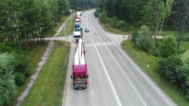 無人の四角形 トラクタートラックの列からの眺め 動きのない 風発生器貨物輸送 高速道路 トップビュー カメラの動きなし — ストック動画