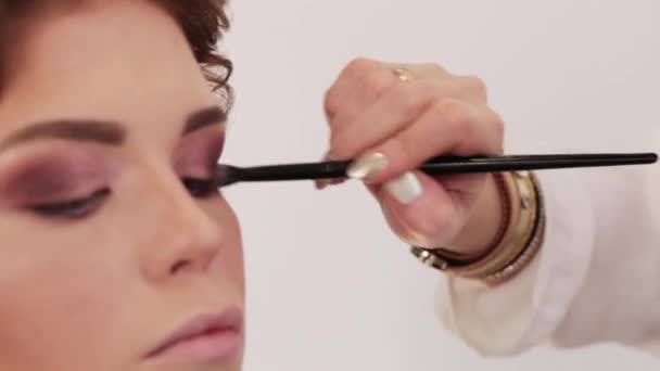 Desenfocando Cerca Cara Chica Maquillaje Del Ojo Izquierdo Con Cepillo — Vídeos de Stock