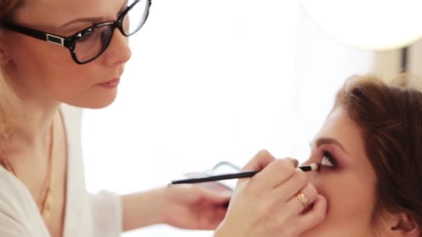 Kapatın Makyöz Çalışıyor Bir Fırçayla Sol Gözün Makyajı Öne Doğru — Stok video