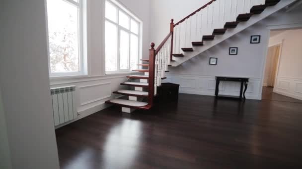 Una Habitación Ático Escaleras Segundo Piso Pared Blanca Suelo Oscuro — Vídeo de stock