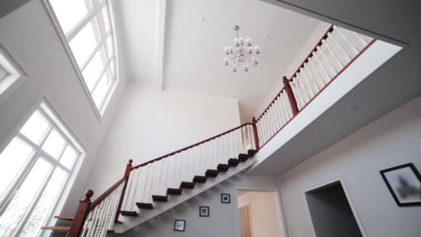 Sala Luz Escaleras Segundo Piso Pared Blanca Suelo Oscuro Ventanas — Vídeo de stock