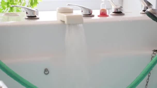 Wasser Fließt Aus Dem Wasserhahn Der Durchschnittliche Plan Die Badewanne — Stockvideo