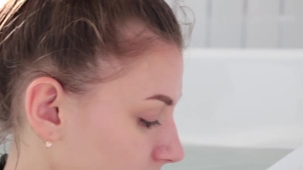 Zärtliches Süßes Gesicht Eines Jungen Mädchens Mit Nassen Haaren Profil — Stockvideo